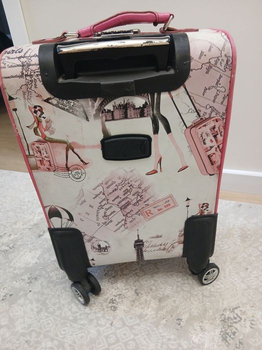 Продам чемодан женский