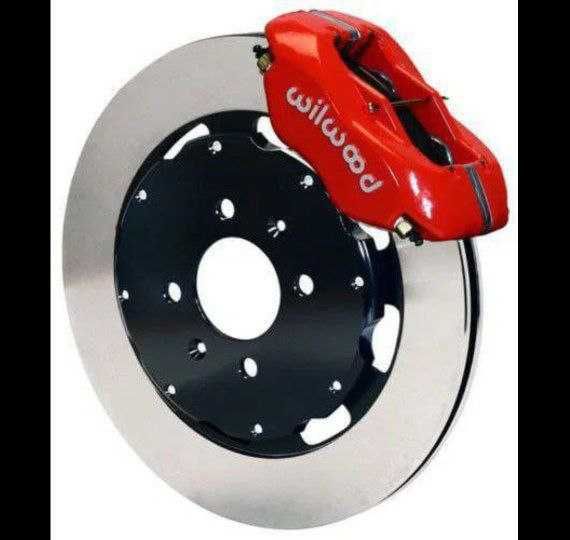 Передние тормоза Wilwood 300mm.