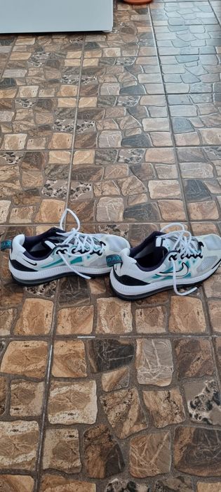 Vand adidasi Nike air max