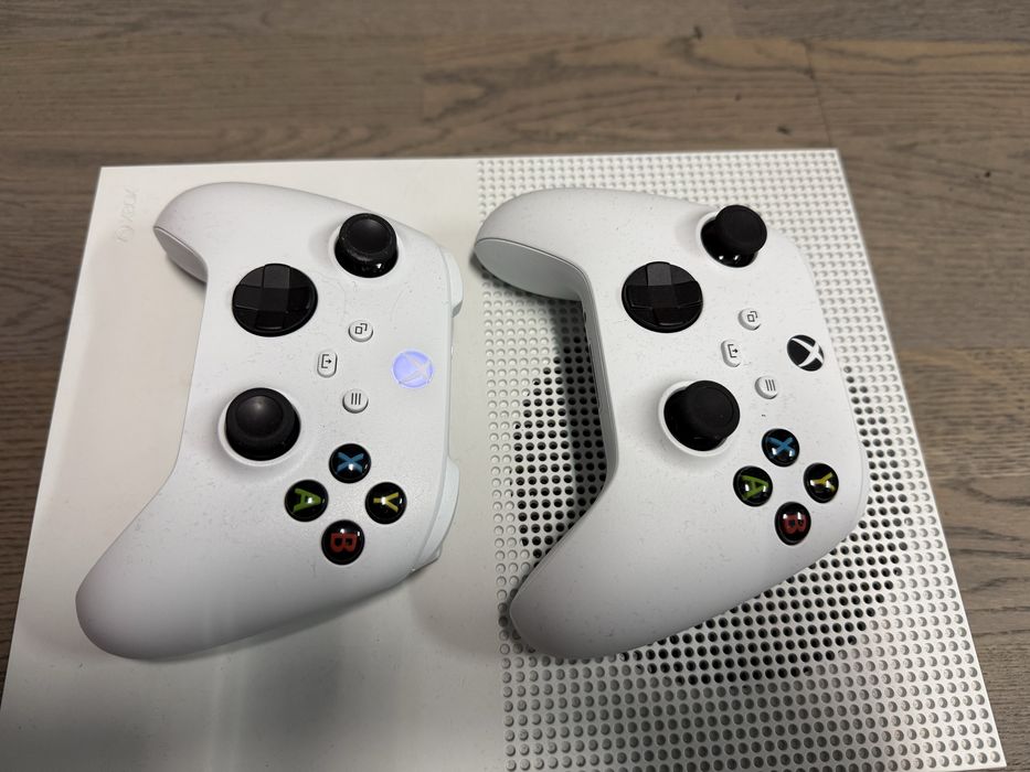 Xbox One S (1TB) + 2 controllere