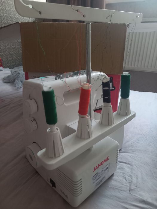 Оверлок машина Janome