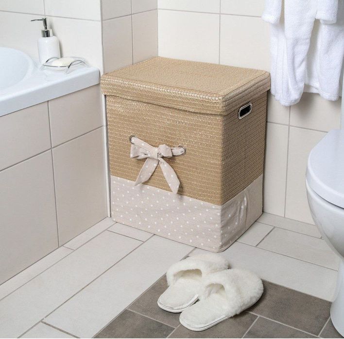 Плетеная корзина для белья по внешнему виду похожа на ротанговую.