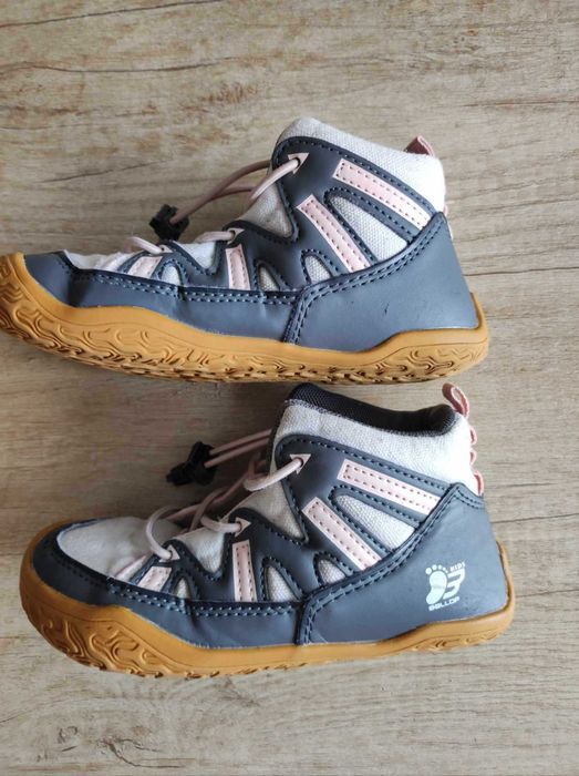 Боси пантофи и кецове- Номера: 26, 28, 29