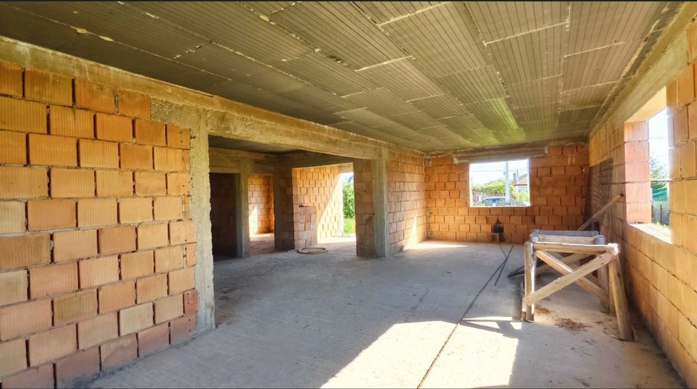 Casa la rosu ,3 camere + open space cu mansarda , constructie 2024 , 140mp ,teren 1500 mp , Sat Malaiesti ,PH la 15 min de oras, zona linistita