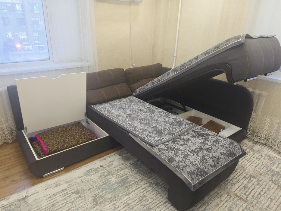 Продам диван. Состояние среднее.