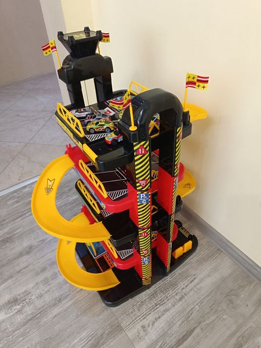 Детски паркинг гараж с асансьор