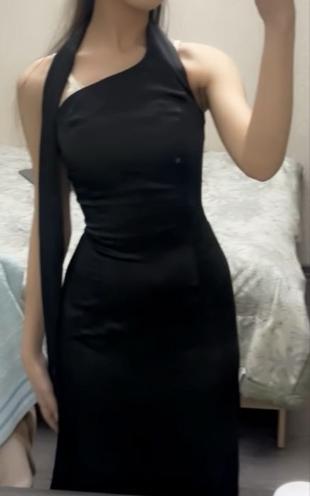 Платья черные.