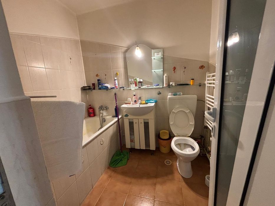 Inchiriez apartament o camera 44mp  Zimbru rond (floraria Mir)