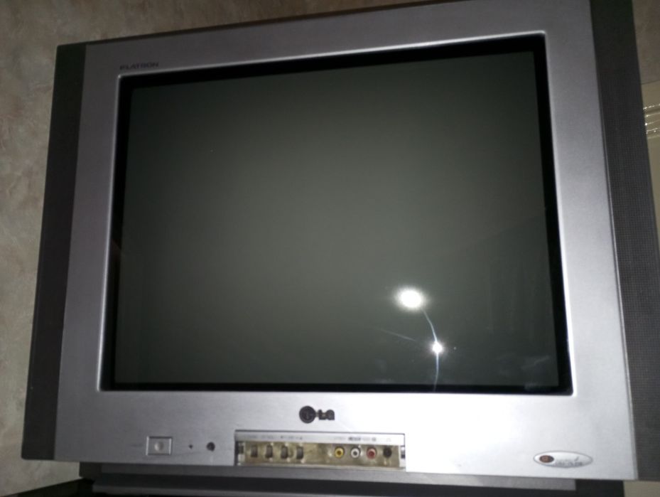 Телевизор LG рабочий, вид новенький