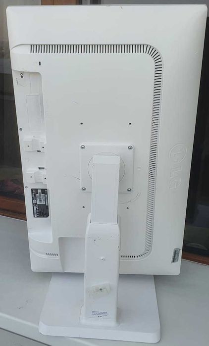 Монитор LG 27MB65PY треснут экран