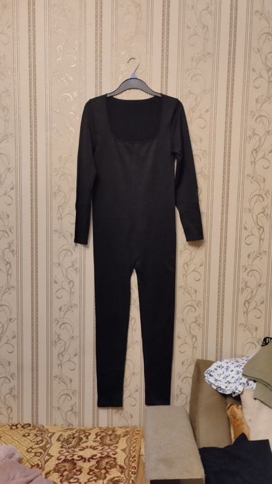 Черный комбинезон с кардиганом