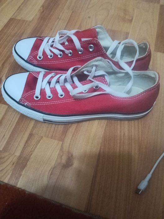Vând Teniși Converse