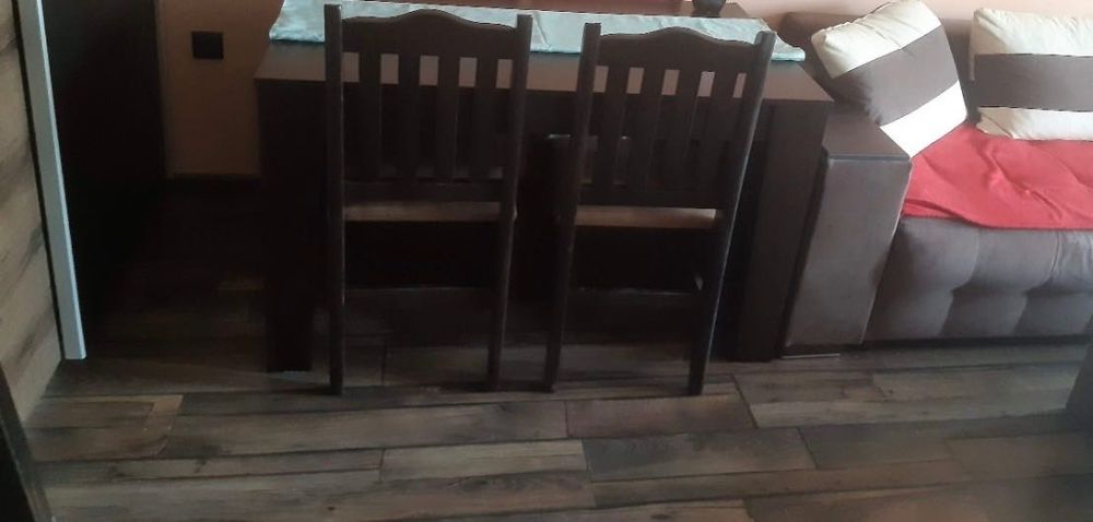 Маса с четири стола