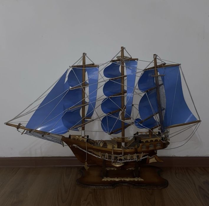 Продам модель парусного корабля