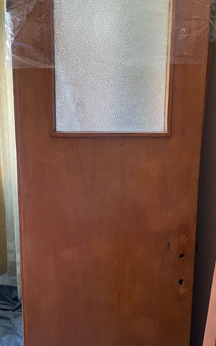 vand usi interior /usa de exterior ( apartamen) aspect lemn cu broasca