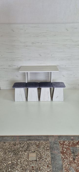 Стол с табуретками