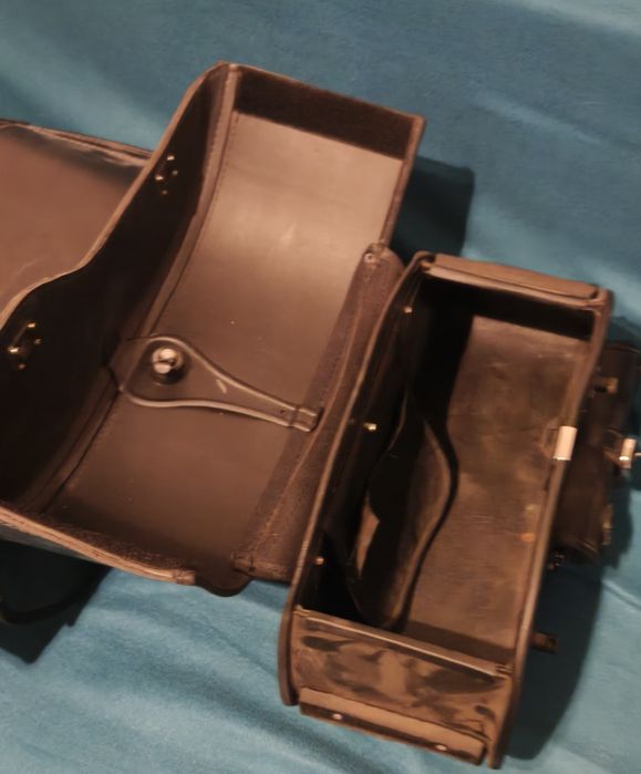 Vând Genți Moto de piele neagră, închidere cheie marca Viking