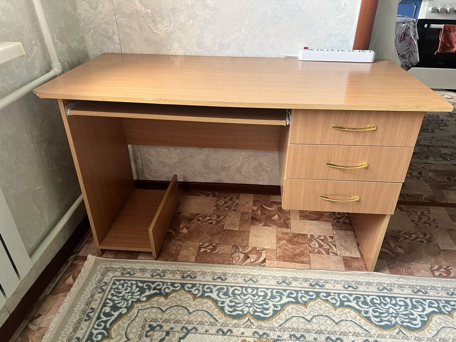 Продам компьютерный стол