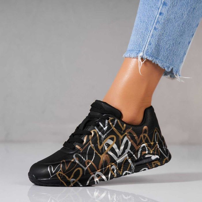 Дамски спортни обувки от еко кожа Черни с принт сърца