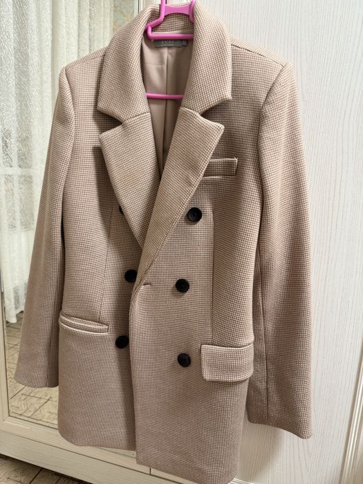 Пиджак женский утепленный бежевый на пуговицах