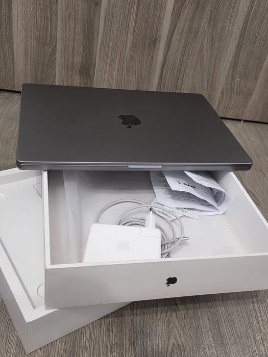 Vand MacBook Pro M1 16 inch inca in garantie