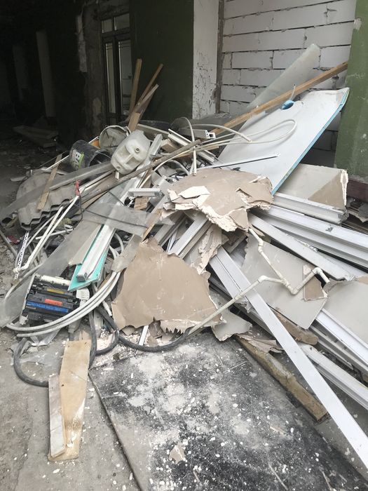 Transport Moloz Debarasari Mobila Veche Cu Personal