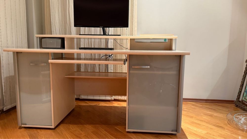 Стол письменный бежевый. СРОЧНО