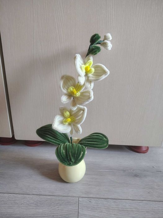 Flori lucrate manual din sârmă plușată