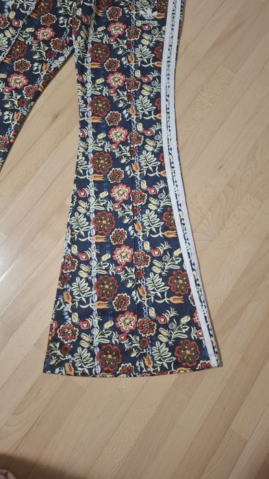 Pantaloni noi Adidas