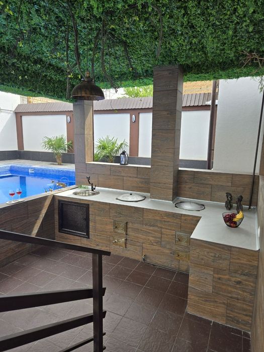 Продается свой новый дом-дача с зимним и летним бассейнами