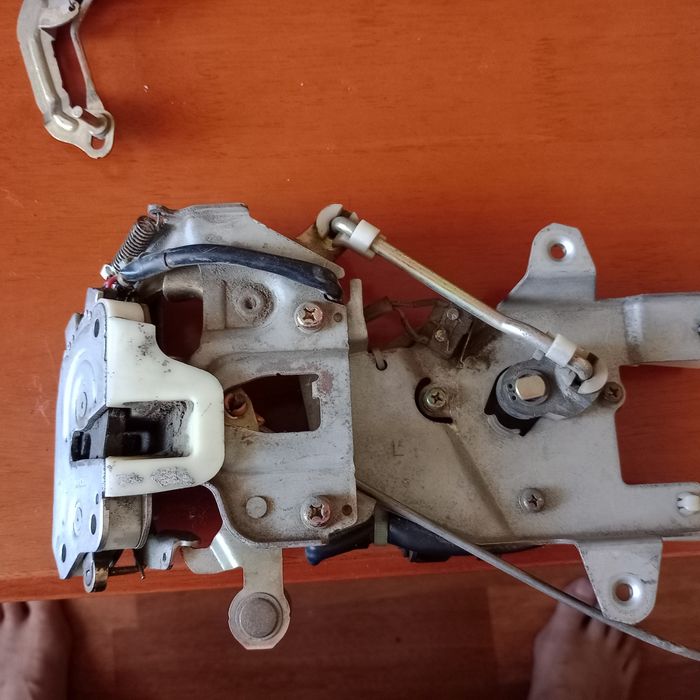 Замок доводчик Делика Delica