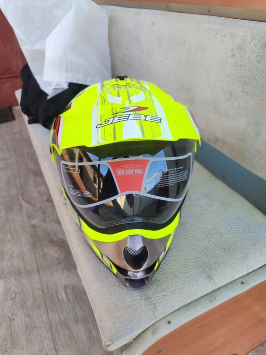 Продам мотошлем новый