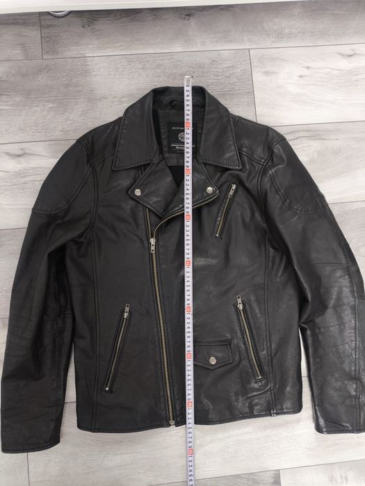 Geaca neagra din piele