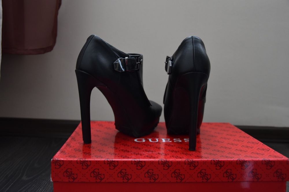 Боти Guess нови