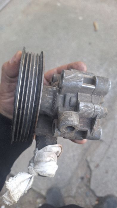 Хидравлична помпа Toyota Avensis t22 d4d 2002г