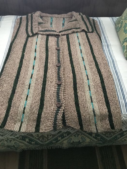 Домашно изплетени половери и елеци.