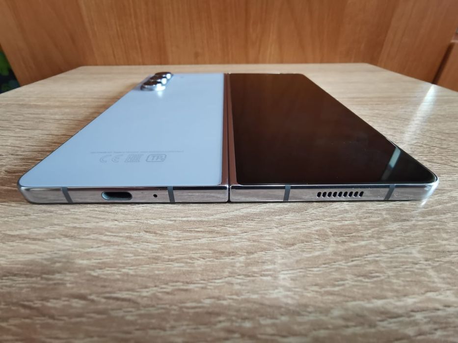 Samsung galaxy Z fold 5 256/12