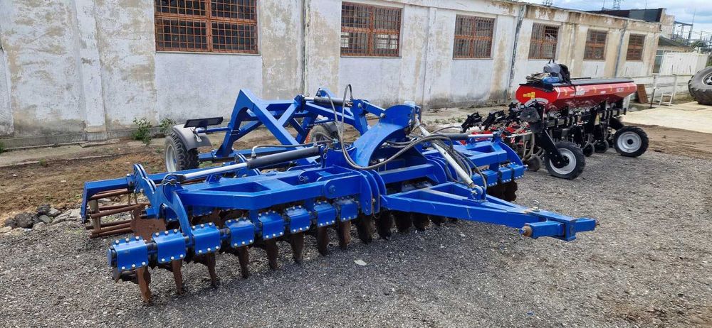 Disc agricol polonez 5 metri semitractat, rabatabil hidraulic, cu tăvălug