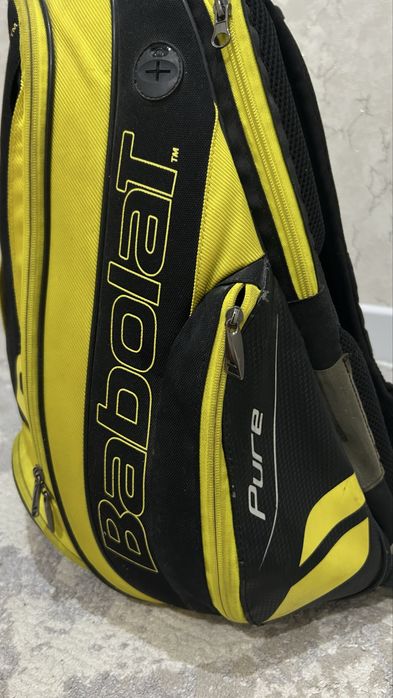Теннисная сумка Babolat.