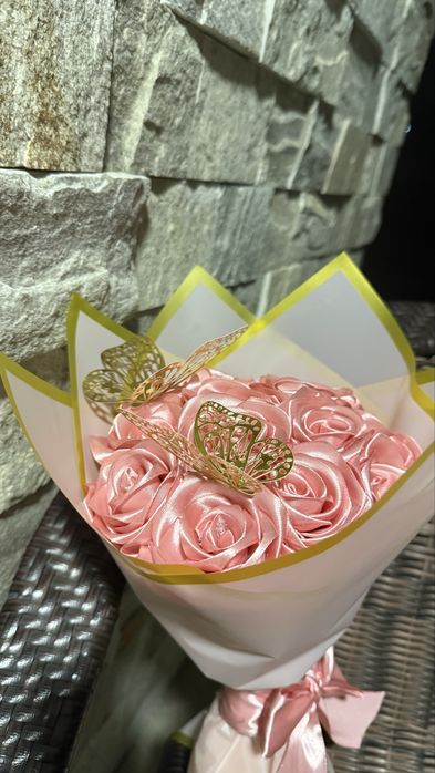 Кутии и букети със сатенени рози