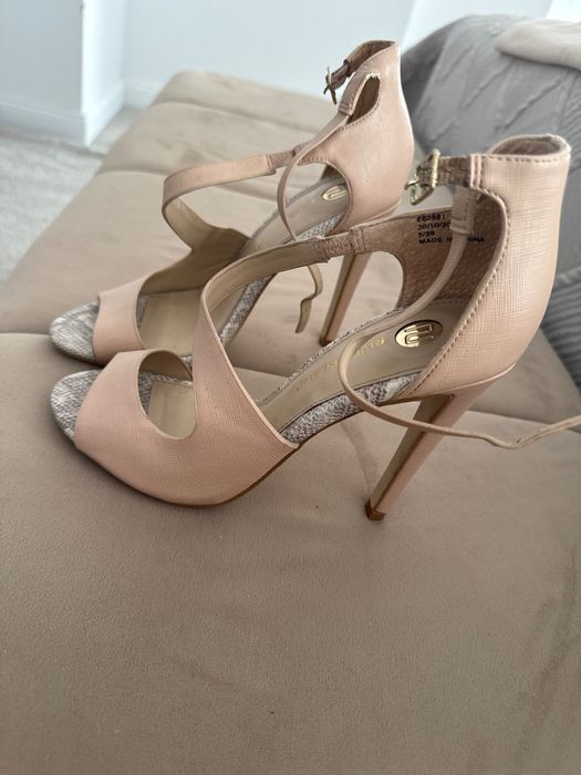 Сандали на висок ток