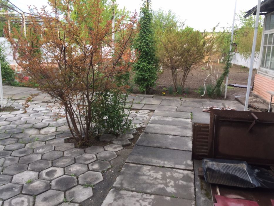 Сотилади ховли уй 12 сотих ери, 10 хона