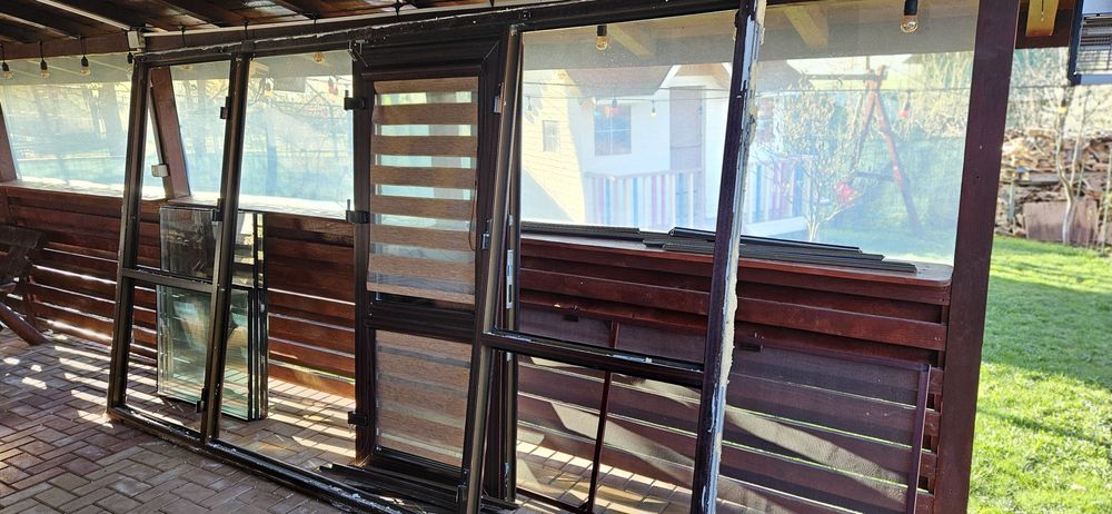 Vand tâmplărie PVC culoare mahon,feronerie Maco