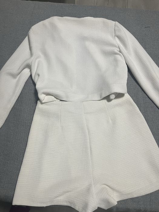 Бял комплект-сако и пола-панталонки