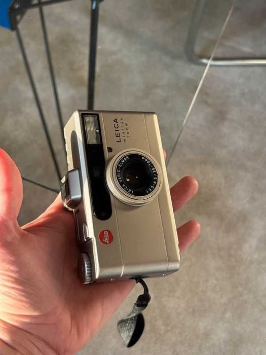 Leica Minilux Zoom - aparat foto pe film 35mm point and shoot