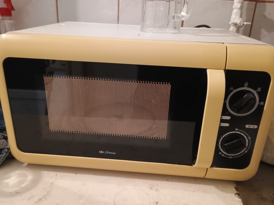 Vând cuptor cu microunde în stare bună de funcționare