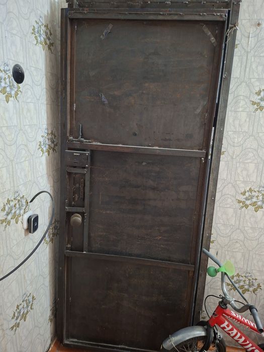 Продам железную дверь