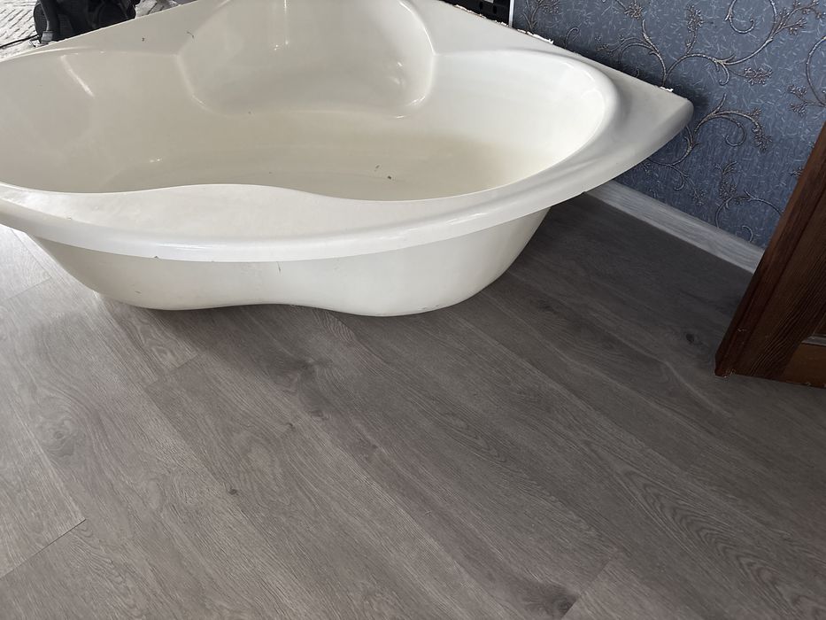 Отдам угловая ванна очень удобная