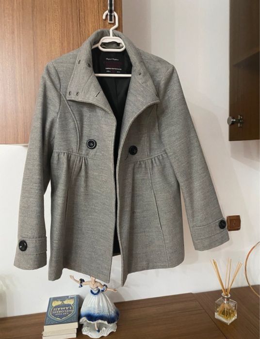 Paltoane, in stare buna.