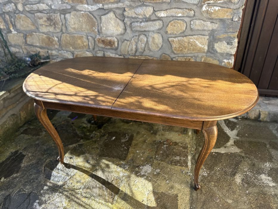 Елегантна овална трапезна маса